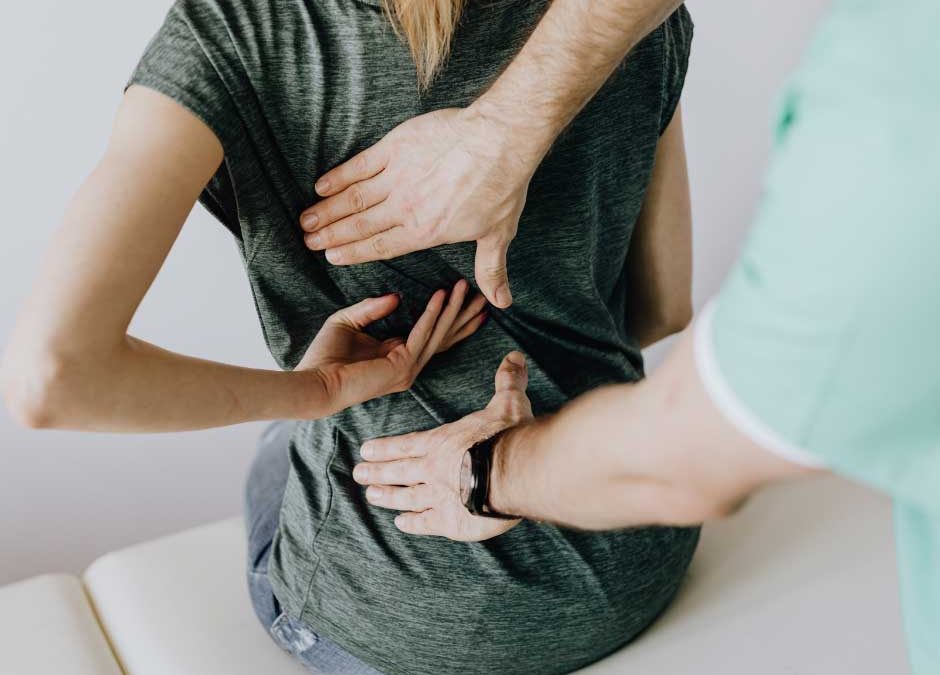 Rückenschmerzen durch langes Sitzen – so lindern Sie die Beschwerden